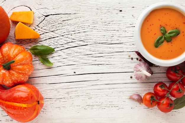 Bisque plate et légumes avec espace de copie