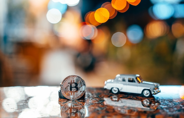 Photo gratuite bitcoin d'argent et moskvich 401 sur la table, brillant