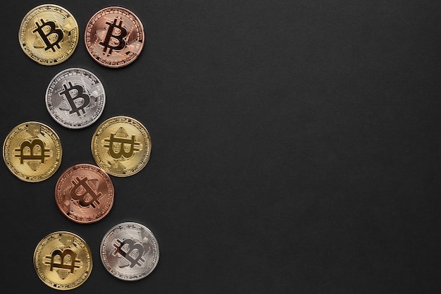 Bitcoin de différentes couleurs avec espace de copie