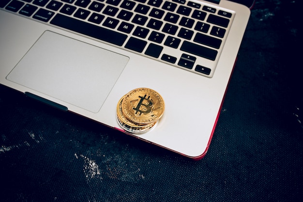 Le bitcoin doré sur le clavier