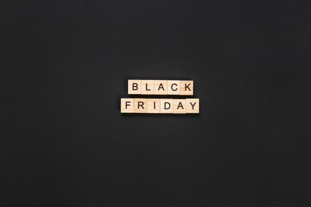 Black Friday lettres en cubes sur fond sombre