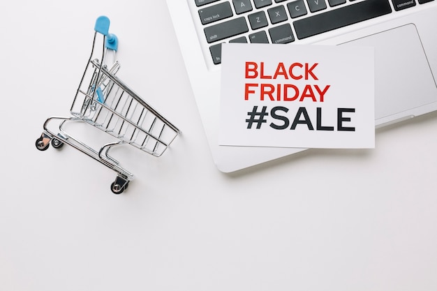 Photo gratuite black friday panier et ordinateur portable