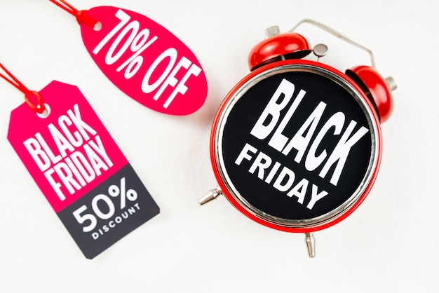 Photo gratuite black friday réveil avec des étiquettes