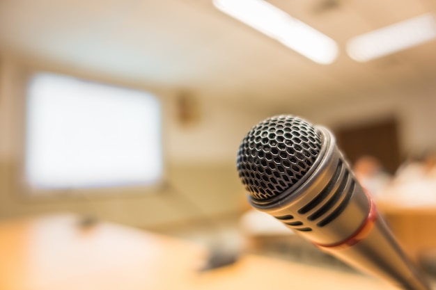 Black microphone dans la salle de conférence (Filtré image traitée v