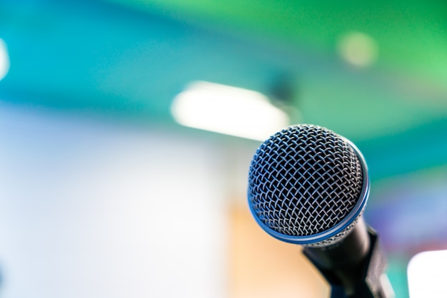 Photo gratuite black microphone dans la salle de conférence (filtré image traitée v