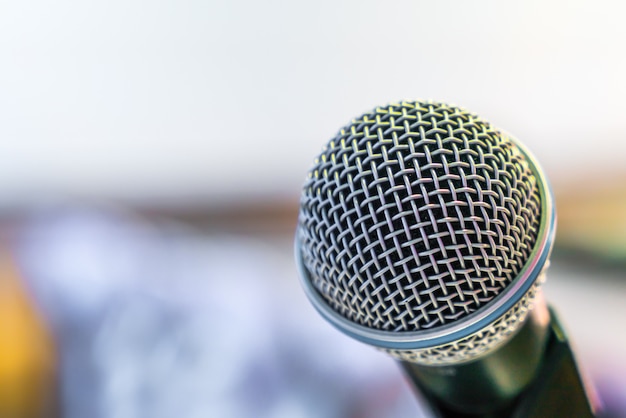 Photo gratuite black microphone dans la salle de conférence (filtré image traitée v