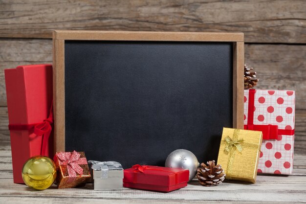 Blackboard avec des cadeaux autour