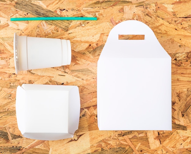 Blanc à emporter avec turquoise paille sur fond en bois