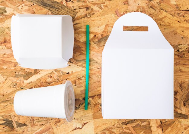 Blanc à emporter avec turquoise paille sur fond en bois
