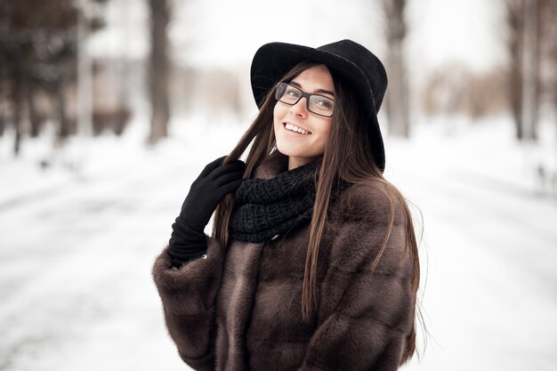 Blanc heureux femme portrait d&#39;hiver