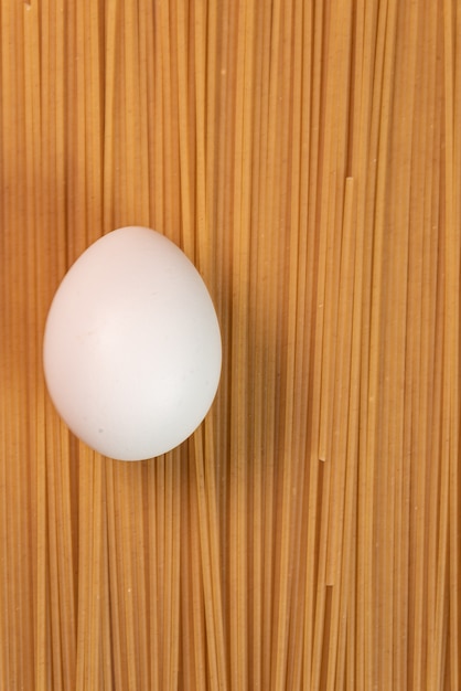 Photo gratuite blanc d'oeuf sur les pâtes crues