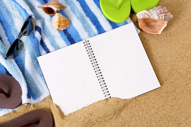 Photo gratuite blank notebook sur la plage