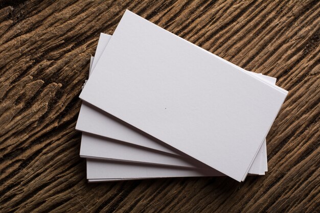 Blank white Présentation de la carte de visite de l&#39;identité de l&#39;entreprise sur le fond du bois