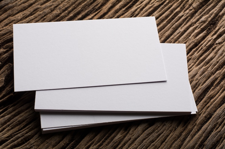 Photo gratuit blank white présentation de la carte de visite de l&#39;identité de l&#39;entreprise sur le fond du bois