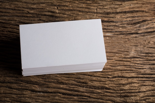 Blank white Présentation de la carte de visite de l&#39;identité de l&#39;entreprise sur le fond du bois