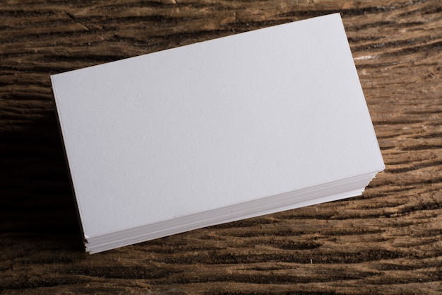 Blank white Présentation de la carte de visite de l&#39;identité de l&#39;entreprise sur le fond du bois