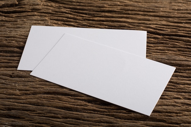 Blank white Présentation de la carte de visite de l&#39;identité de l&#39;entreprise sur le fond du bois