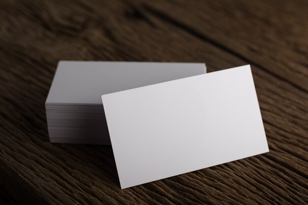 Blank white Présentation de la carte de visite de l&#39;identité de l&#39;entreprise sur le fond du bois