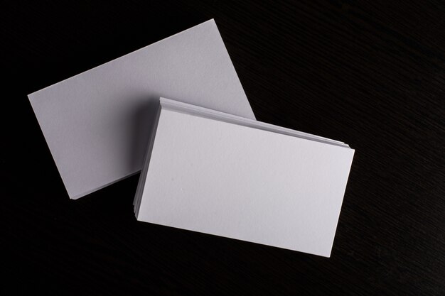 Blank white Présentation de la carte de visite de l&#39;identité de l&#39;entreprise sur le fond du bois