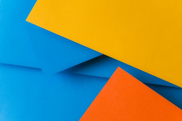 Bleu; papiers de couleur orange et jaune pour le fond