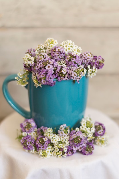 Photo gratuite bleu tasse avec des fleurs