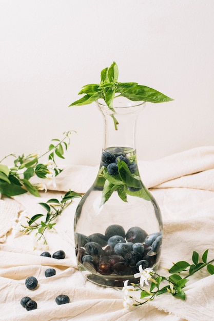 Bleuets vue de face dans une carafe