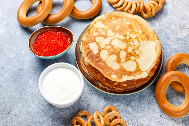 Blini aux crêpes russes avec sauces et ingrédients