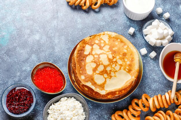 Blini aux crêpes russes avec sauces et ingrédients