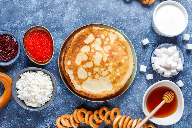 Blini aux crêpes russes avec sauces et ingrédients