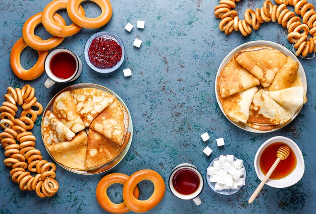 Blini aux crêpes russes avec sauces et ingrédients