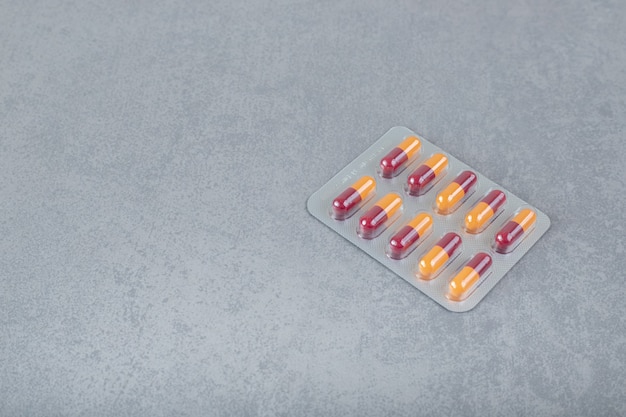 Blister de pilules de médecine sur une surface grise