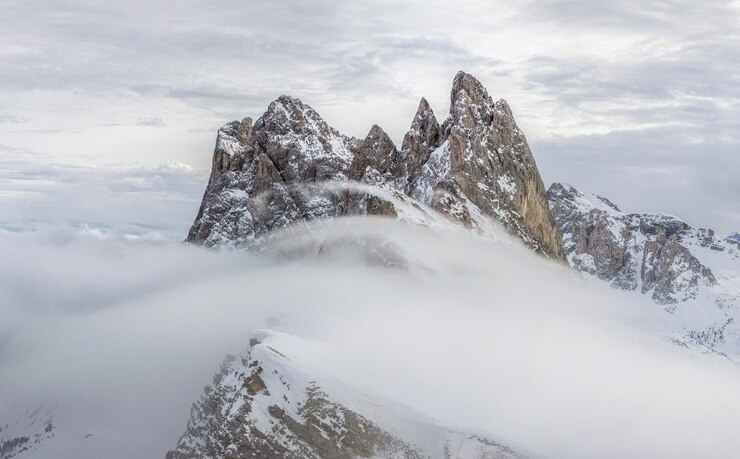 Photo gratuit blizzard dans les montagnes enneigées