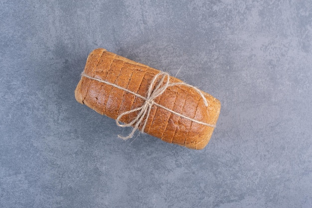 Photo gratuite bloc attaché de pain tranché sur fond de marbre. photo de haute qualité