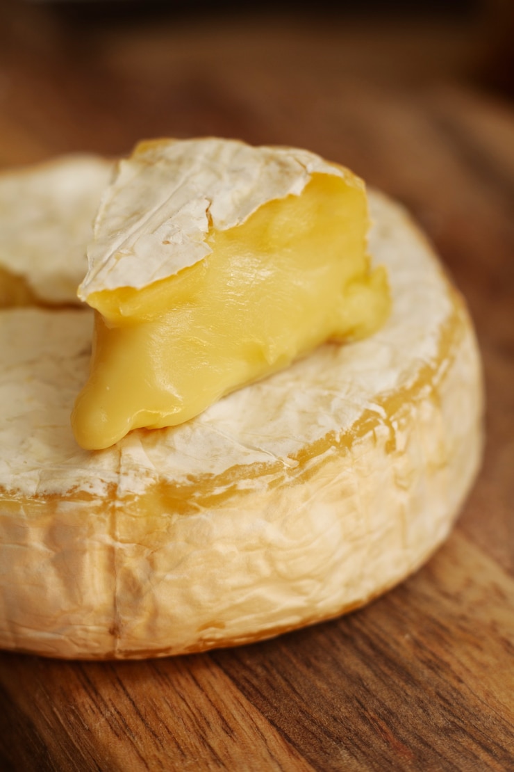 Photo gratuit bloc de délicieux fromage légèrement fondu