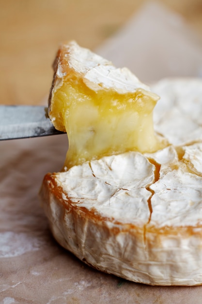 Bloc de délicieux fromage légèrement fondu