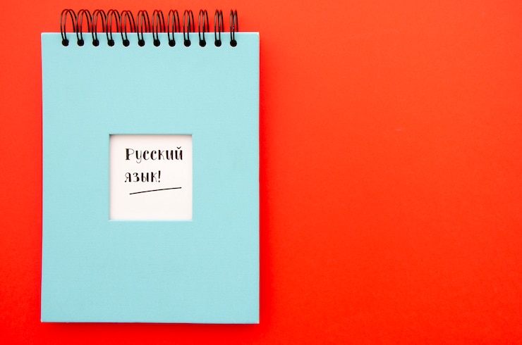 Photo gratuit bloc-notes sur fond rouge avec espace de copie