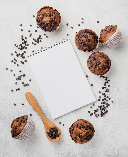 Bloc-notes et muffins aux pépites de chocolat