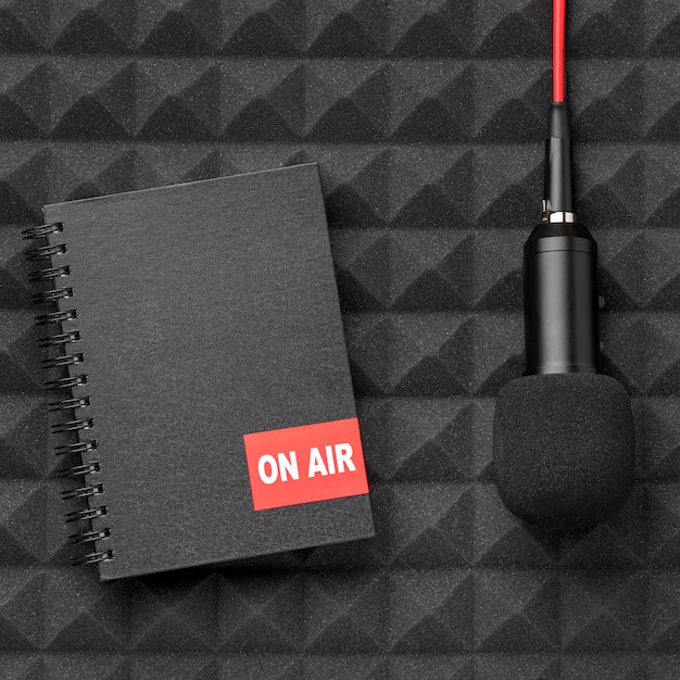 Photo gratuite bloc-notes noir et microphone avec fil rouge