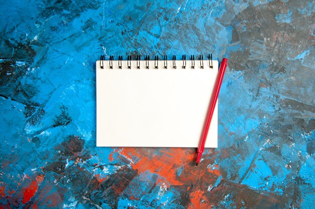 Bloc-notes ouvert vide vue de dessus avec crayon rouge