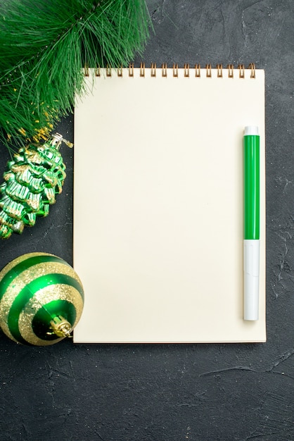 Bloc-notes ouvert vue de dessus avec jouets pour arbres de noël