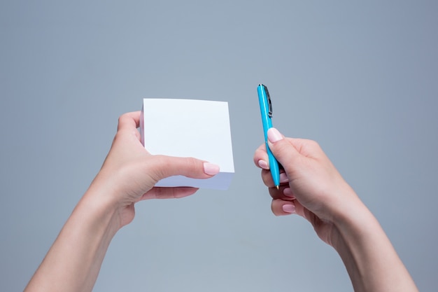 Le bloc-notes et le stylo dans les mains des femmes