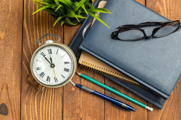 Bloc-notes sur table en bois de bureau