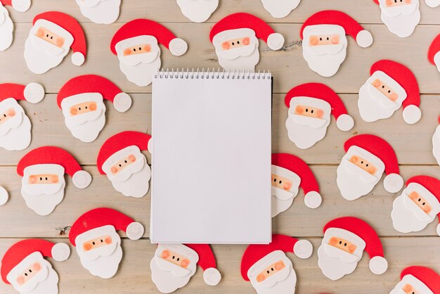 Bloc-notes vide avec petites clauses du père Noël