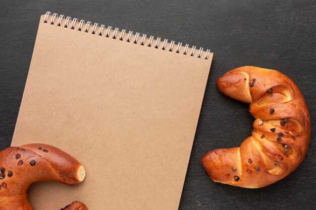 Bloc-notes vierge et croissants