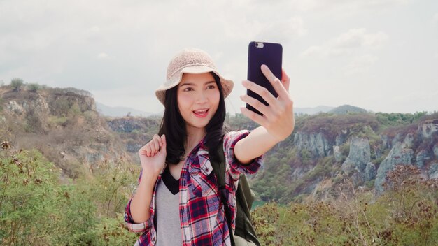 Blogger Asian Backpacker Woman Record vidéo vlog au sommet de la montagne