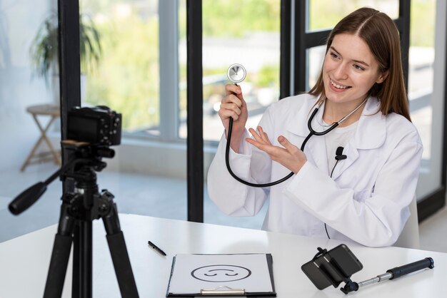 Blogger enregistrant une vidéo avec des accessoires médicaux