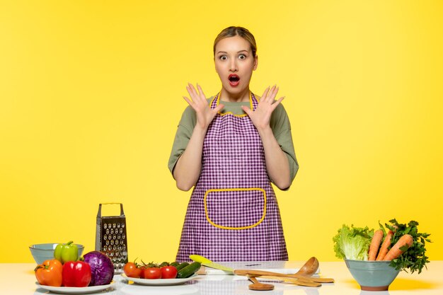 Un blogueur culinaire adorable chef en bonne santé enregistrant une vidéo pour les médias sociaux choqué