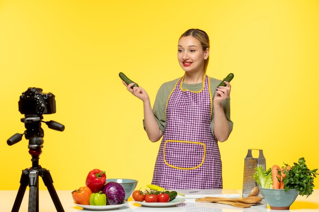 Photo gratuite blogueur culinaire jeune cuisinier de fitness enregistrant une vidéo pour les médias sociaux parlant à la caméra