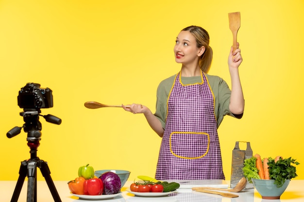 Blogueur culinaire mignon chef en bonne santé enregistrant une vidéo pour la cuisine sur les réseaux sociaux