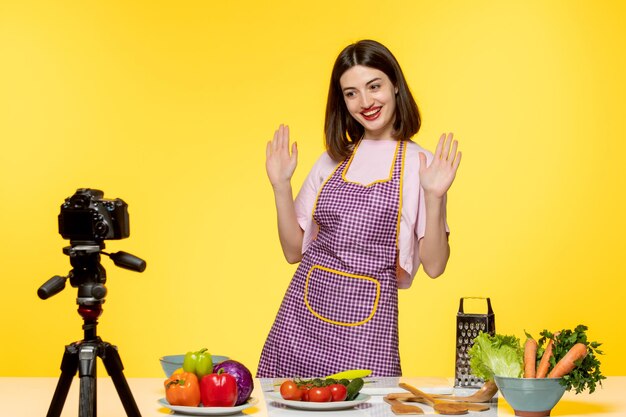 Photo gratuite blogueur culinaire mignon fitness cuisinier enregistrant une vidéo pour les médias sociaux disant au revoir